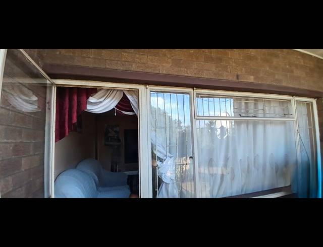 2 BEDROOM FLAT FOR SALE IN VEREENIGING CENTRAL